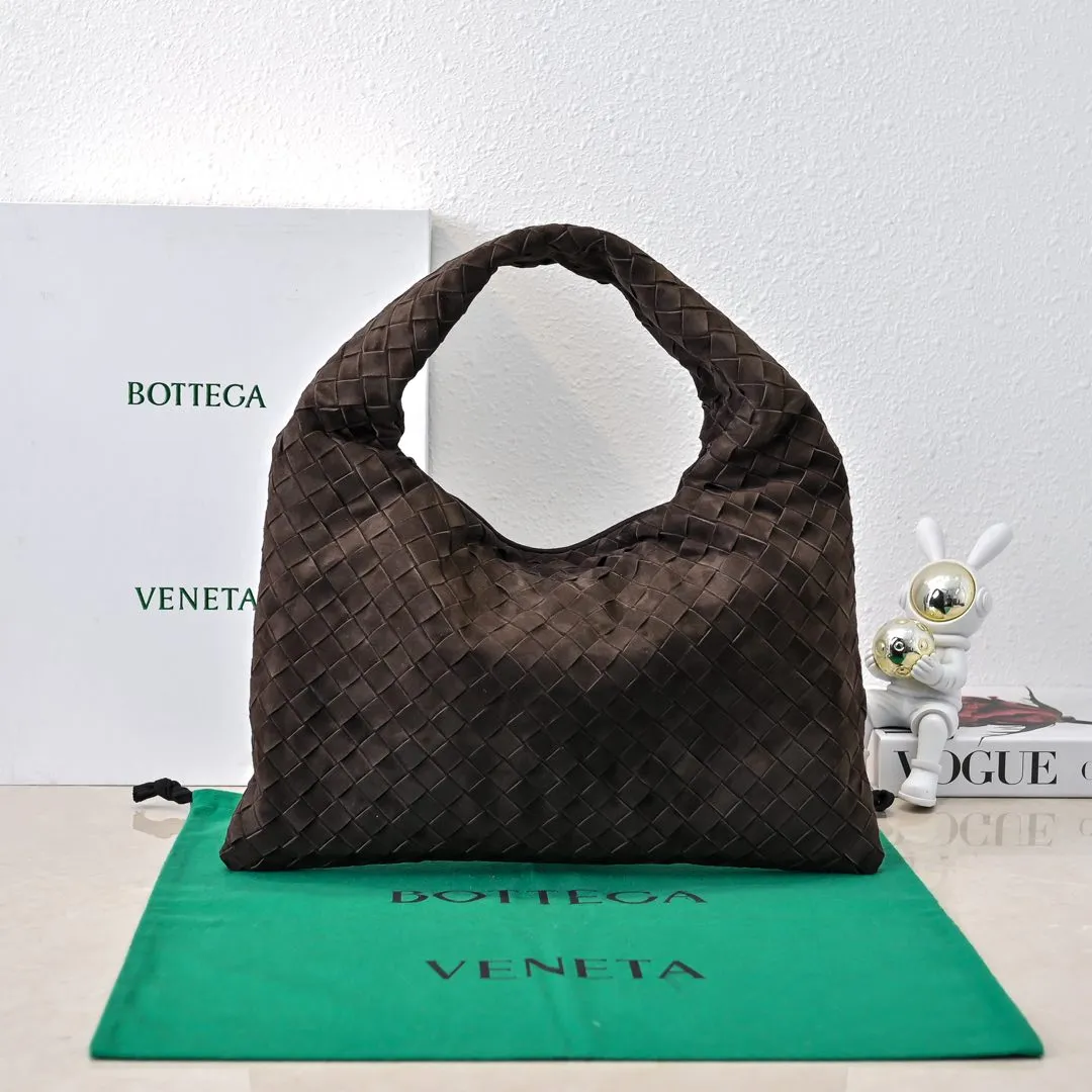 Batch 1960 #Bv Yangjin Medium HOP Bag The bag body and handles are made of a whole piece of woven leather. The bag body is soft and lazy. Hop symbolizes the praise of innovation and eternal craftsmanship [love]. The pyramid silhouette combines practicality and fashion. Modern and casual, the bag mouth is double-sided closed design, more convenient and safe! The Yangjin texture also makes the bag more wear-resistant and durable. A must-have for fashionable ladies who like minimalism yet comfortable and casual! Size: 46x21x10 Model: 6262